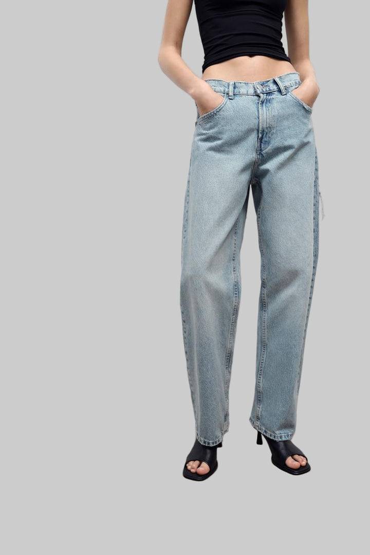 Chic High-Waisted Jeans Featuring Unique Pockets