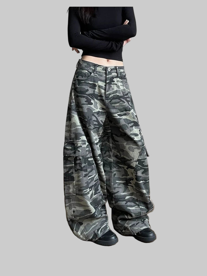 Curved Wide Leg Camo Cargo Pants